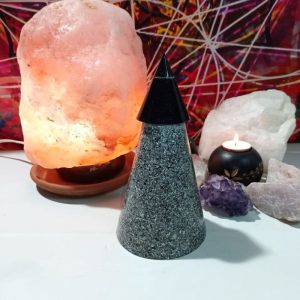 Orgonita Auténtica Pirámide Cono con punta de Magnetita