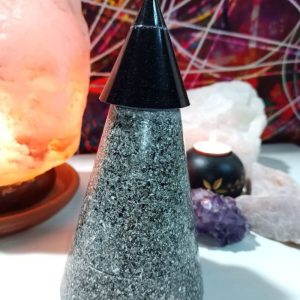 Orgonita Auténtica Pirámide Cono con punta de Magnetita