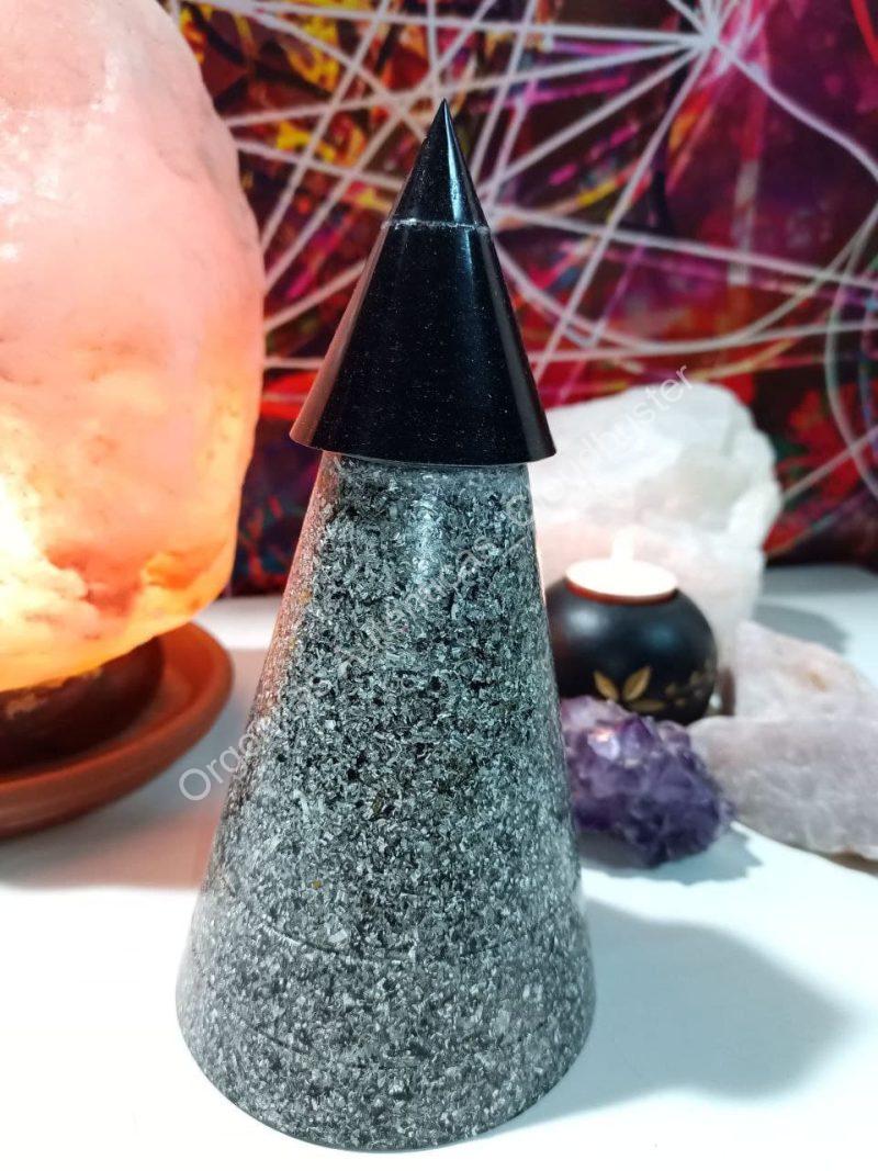 Orgonita Auténtica Pirámide Cono con punta de Magnetita