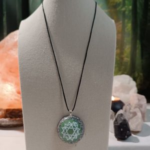 Orgonita Auténtica / Electronite Colgante o llavero Chakra Corazón o Cardíaco formato Semiesfera